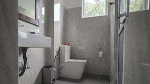 Free toiletries, towels - KINGS BAY GUEST HOUSE (Villa) (Galle)
