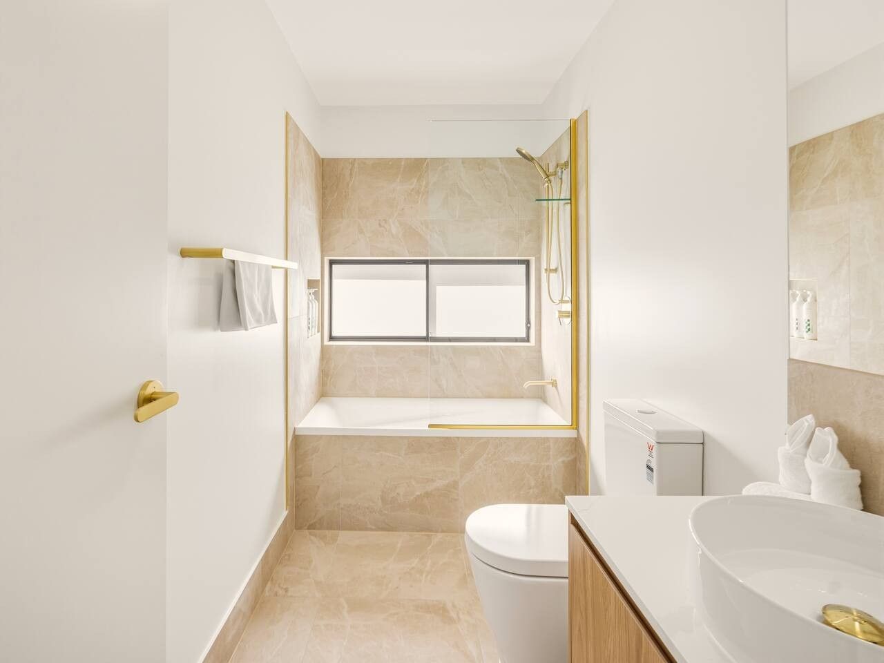 Ein modernes Badezimmer mit einer Badewanne, Toilette und Waschbecken.