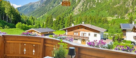 Departamento, balcón, vista a la montaña | Restaurante al aire libre