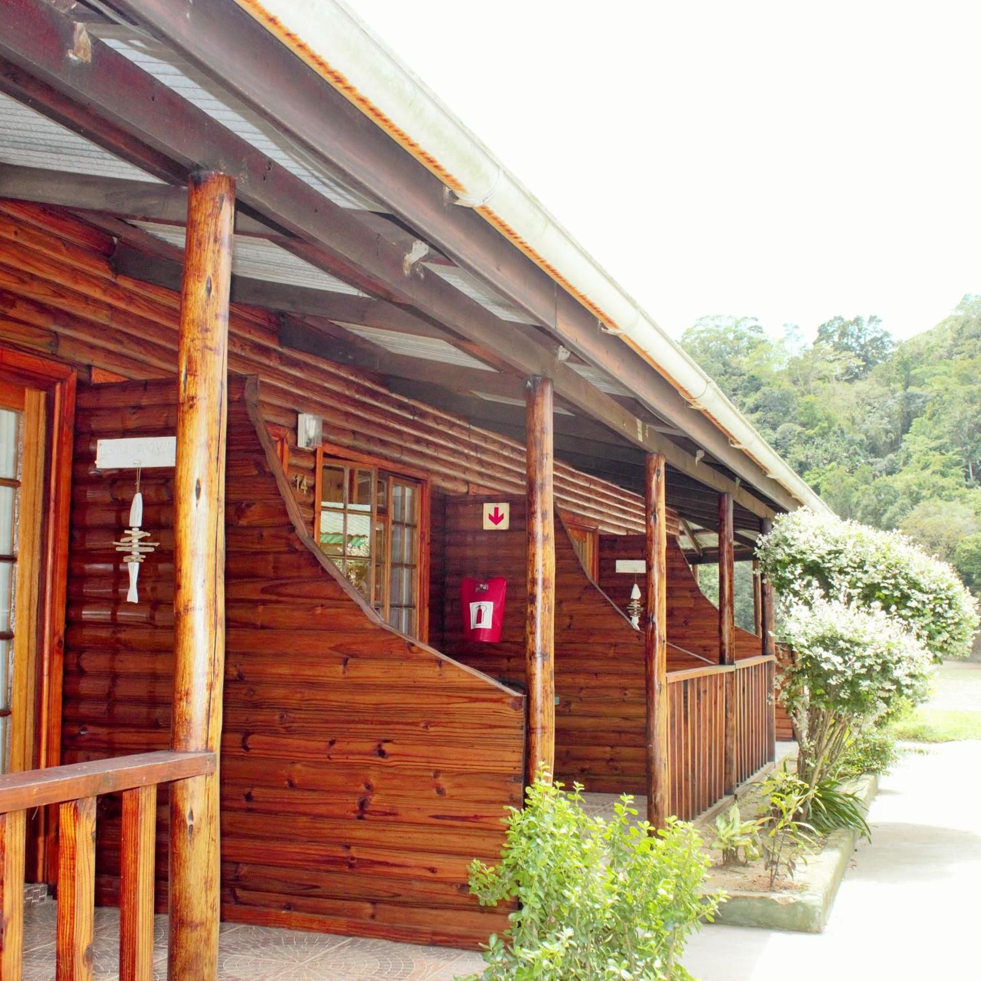 Ein Holzhaus mit einer Veranda und einer Treppe zum Eingang.