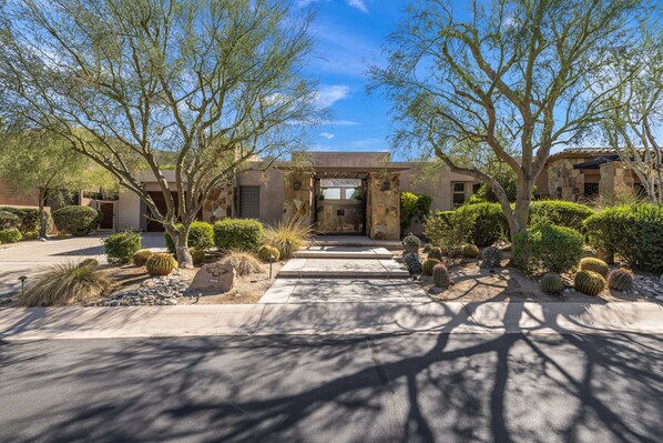 Exterior - The Reserve - Luxury 4-Bedroom Retreat Plus Office in Peaceful Indian Wells (Indian Wells)