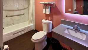 A bathroom with a bathtub, toilet, and sink. - HOLLYWOOD MOTEL (Los Angeles)