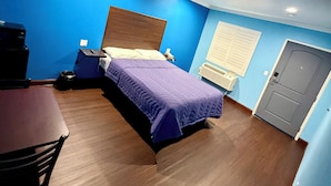 A room with a bed, a desk, and a chair. - HOLLYWOOD MOTEL (Los Angeles)