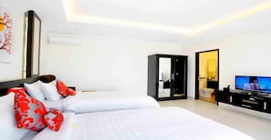Una habitación de hotel moderna con cama, televisión y baño.