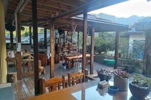 Tempat makan luar