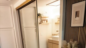 Bathroom - Vrbo Property (Glendale)