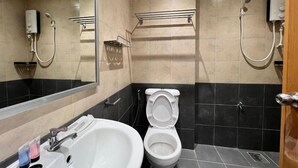 Bathroom - Capital O 90985 Margo Hotel KK (Kota Kinabalu)