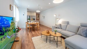 Living area - Nikyo Yume DreamCat Villa Osaka (Osaka city ,Minato-ku)