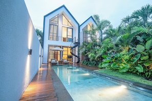 A modern house with a pool, surrounded by lush greenery. - 2BR Ocean View Pool Villa in Nusa Dua (Nusa Dua)
