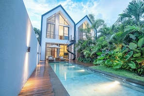 A modern house with a pool, surrounded by lush greenery. - 2BR Ocean View Pool Villa in Nusa Dua (Nusa Dua)