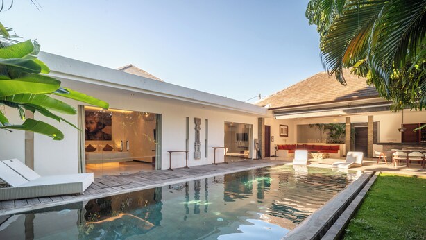 A modern house with a swimming pool, a patio area, and a dining space. - Villa Saha Elegant 3BR Pool Oasis Seminyak (Seminyak)