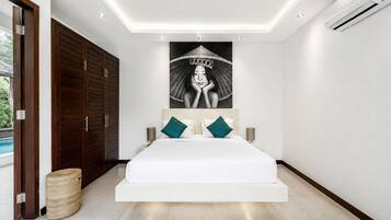 Un dormitorio moderno con una cama, una obra de arte grande en la pared y un equipo de aire acondicionado instalado en el techo.
