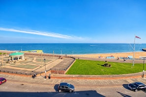 Beach - Horizon View | Quirky | Sea Views | Long stays (Ramsgate)