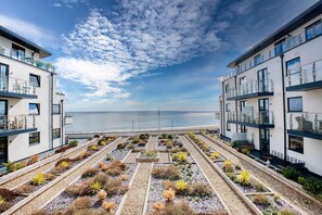 A modern apartment complex with a view of the sea. - Seafront Retreat |Beach Access |Sea Views, Parking (Ramsgate)