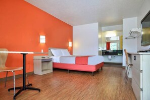 Room - 1 Queen Bed | Micfridge (Saint Joseph)