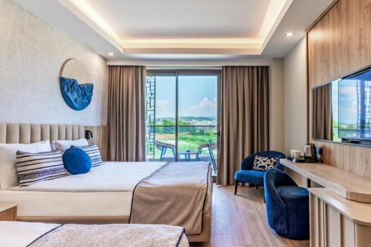 In-room safe, blackout curtains