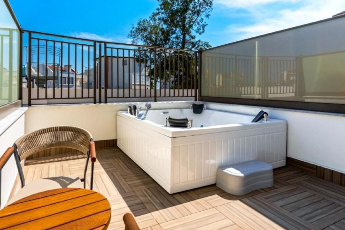 Outdoor spa tub