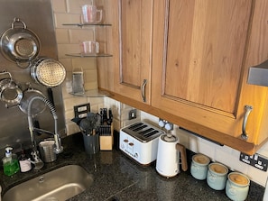 Private kitchen - Lovely Apartment - Sleeps 6 - 1 Super King Bed, 1 Double Bed & 1 Double Sofa Bed (Lincoln)