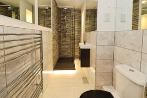 Bathroom - Lovely Apartment - Sleeps 6 - 1 Super King Bed, 1 Double Bed & 1 Double Sofa Bed (Lincoln)