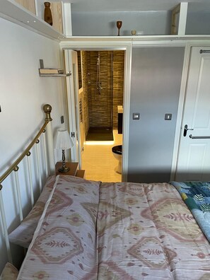 Room - Lovely Apartment - Sleeps 6 - 1 Super King Bed, 1 Double Bed & 1 Double Sofa Bed (Lincoln)