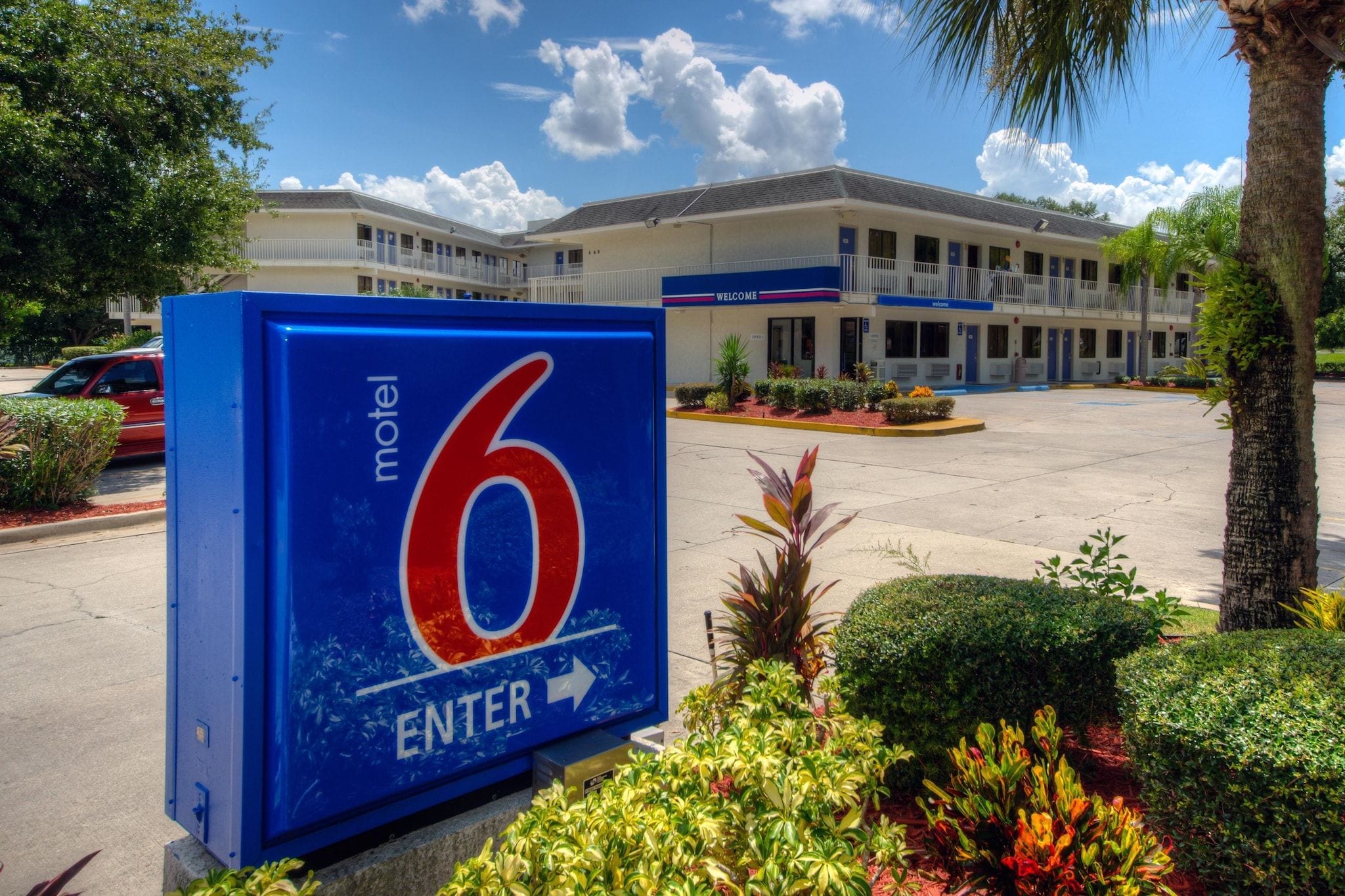 A motel sign with a large number 6 and an arrow pointing right, indicating the entrance direction.
