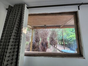 Ein Zimmer mit Blick auf eine bewaldete Landschaft.