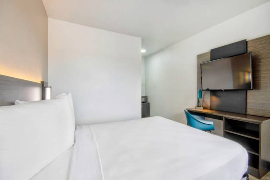 Cozy 1 Queen Bed | Mini Fridge - Austin