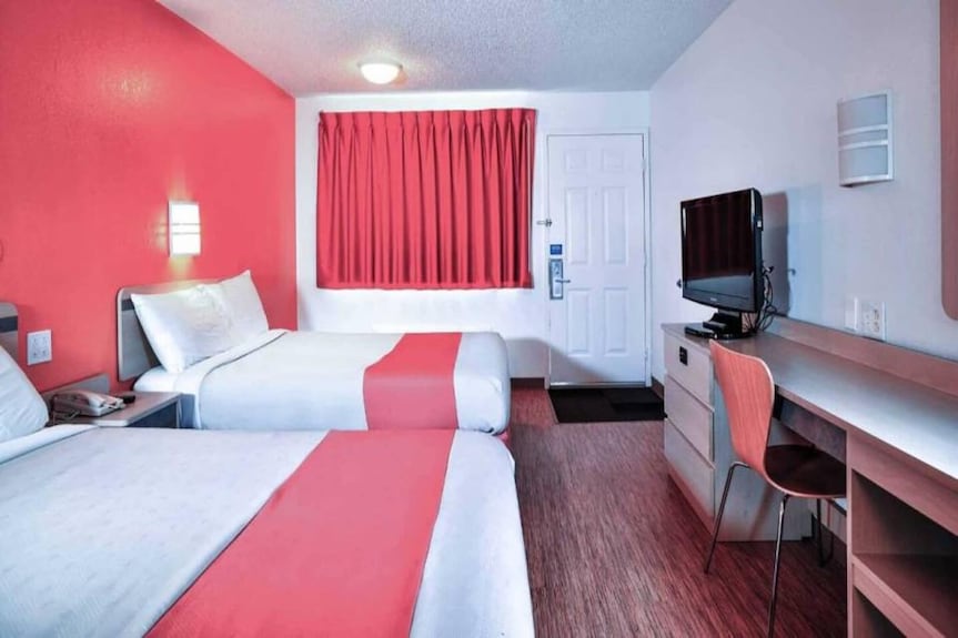 Spacious 2 Full Beds | Micfridge - Saint Joseph, MO