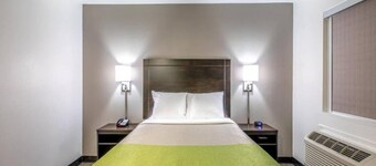 1 Queen Bed Deluxe, Kitchen, Non-Smoking
