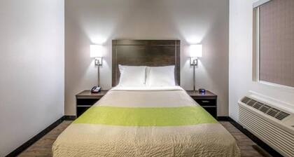 1 Queen Bed Deluxe, Kitchen, Non-Smoking