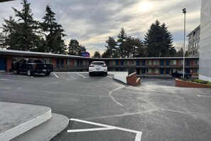 Property grounds - 1 Queen Bed | Non-Smoking, Micfridge (Vancouver)