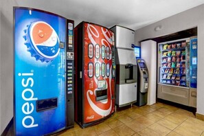 Getränkeautomaten mit Pepsi- und Coca-Cola-Branding, ein Geldautomat und ein Snackautomat.