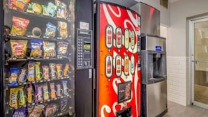 Zwei Automaten, einer mit Snacks und der andere mit Getränken.
