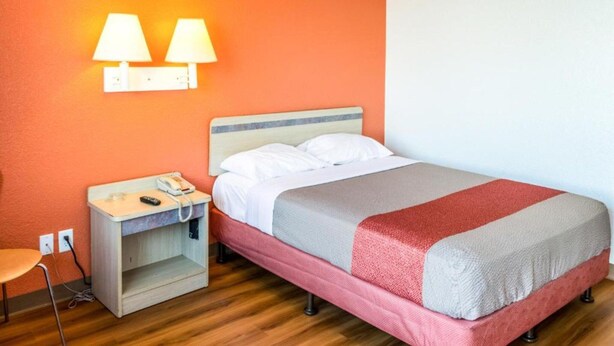 Room - Bakersfield |1 Full Bed | ADA/Tub (Bakersfield)