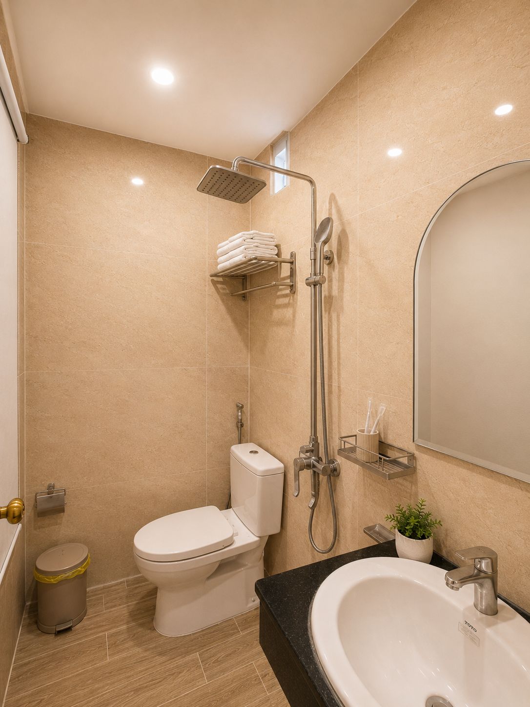 Uma casa de banho moderna com sanita, bidé e lavatório.