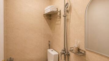 Uma casa de banho moderna com sanita, bidé e lavatório.
