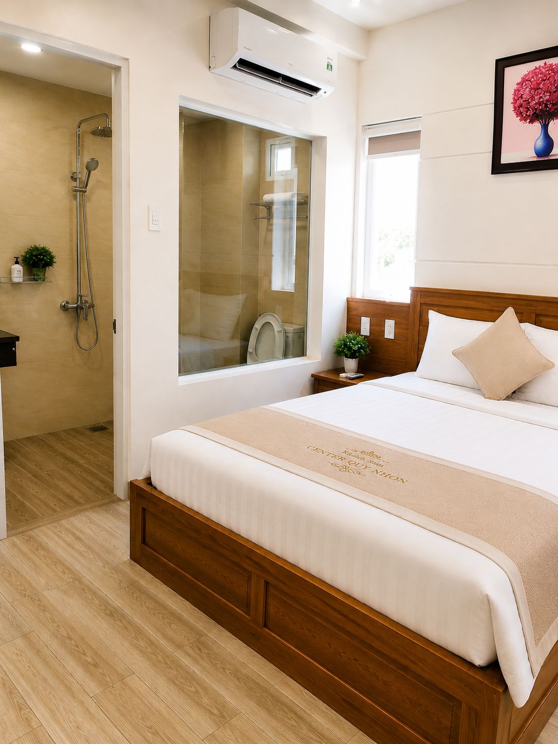 Ett hotellrum med en stor säng, en sänggavel i trä, ett fönster med utsikt, en dusch och en luftkonditioneringsanläggning.