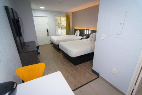 2 Queen Beds | Non-Smoking