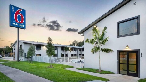 Un motel con un cartello che indica la disponibilità di Wi-Fi.