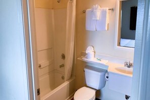 Ein Badezimmer mit Dusche, Toilette und Waschbecken.