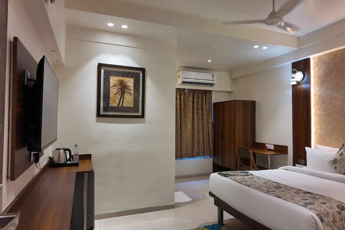 Deluxe Room, City View | Desk, laptop workspace, iron/ironing board (on request), WiFi (free)