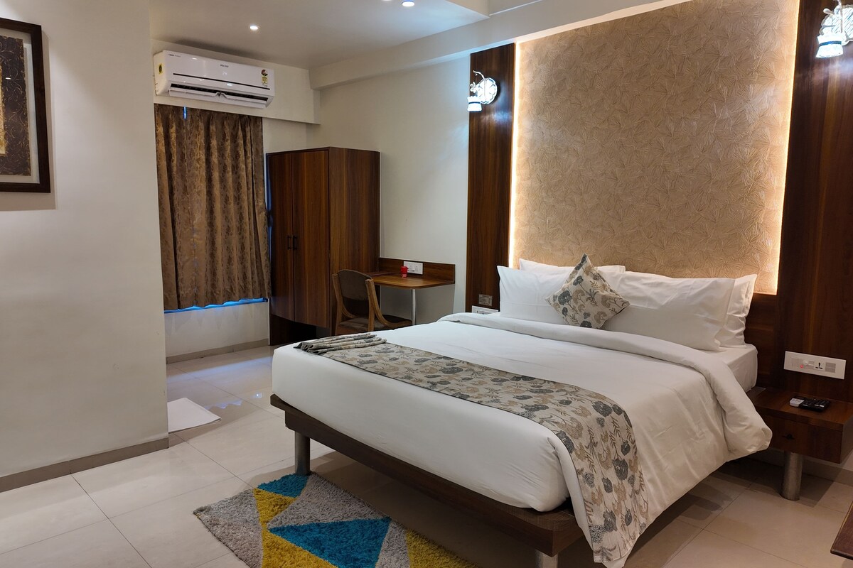 Deluxe Room, City View | Meja, ruang kerja komputer riba, seterika/papan seterika, Wi-fi percuma 