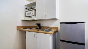Coffee/tea maker, fridge, microwave
