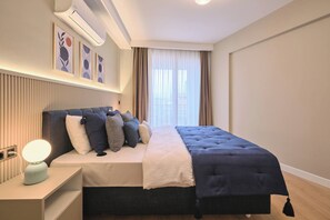 Une chambre à coucher moderne, équipée d’un lit, d’une table de chevet et d’un appareil de climatisation.