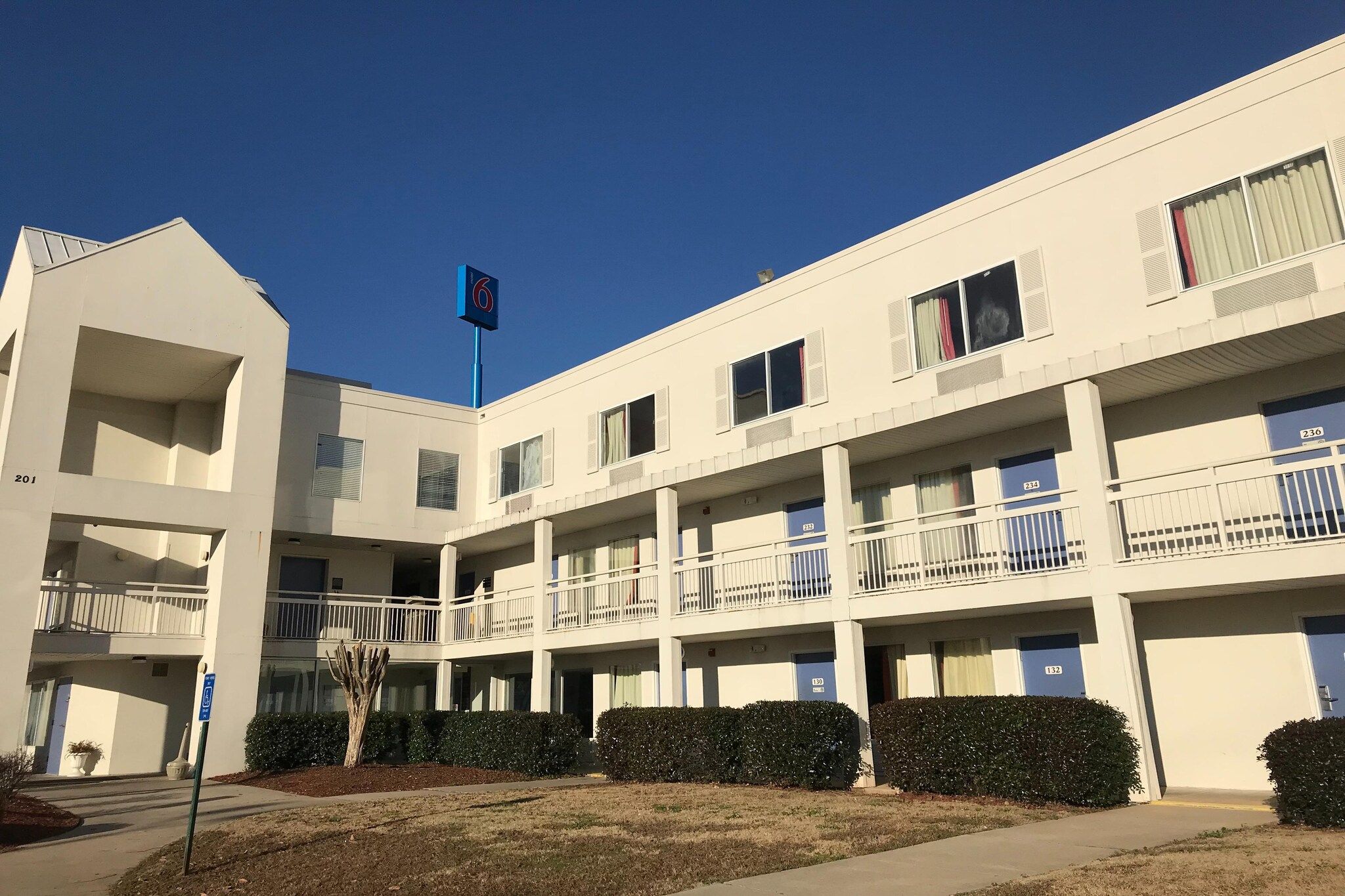 Un hotel de varios pisos con balcones y una bandera.