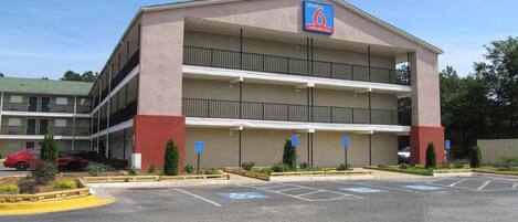 Un parking à plusieurs étages surmonté d’une enseigne d’hôtel.