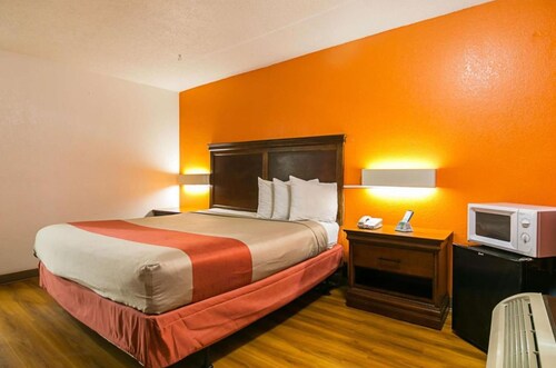 1 King Bed Non-Smoking | Conyers