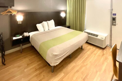 1 King Bed | Smoking, Micfridge