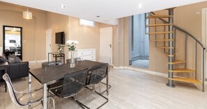 Unclassified image, 4 of 25, button - South Kensington Base Near Knightsbridge (London)