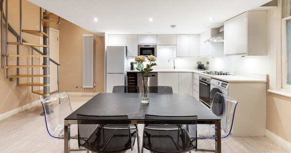 Unclassified image, 1 of 25, button - South Kensington Base Near Knightsbridge (London)